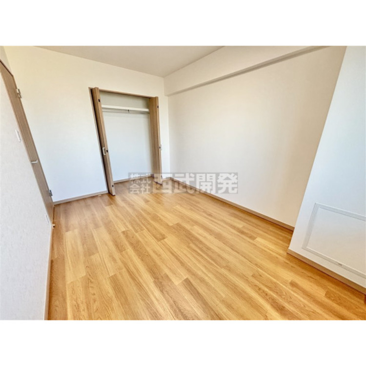 内装 洋服などをすべて収納して室内空間は広々快適