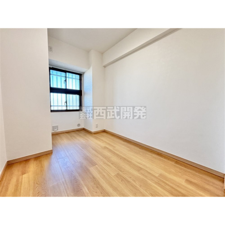 内装 明かり取りの窓が一つあるだけでお部屋の印象がぐっと変わります。