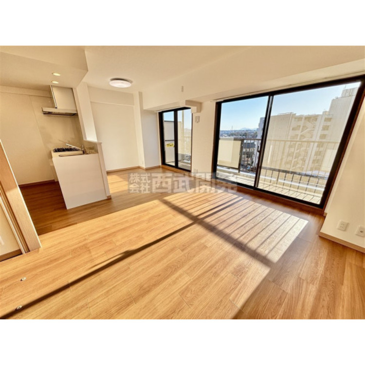 居間 柔らかな光が射し込む家族団らんのＬＤＫ