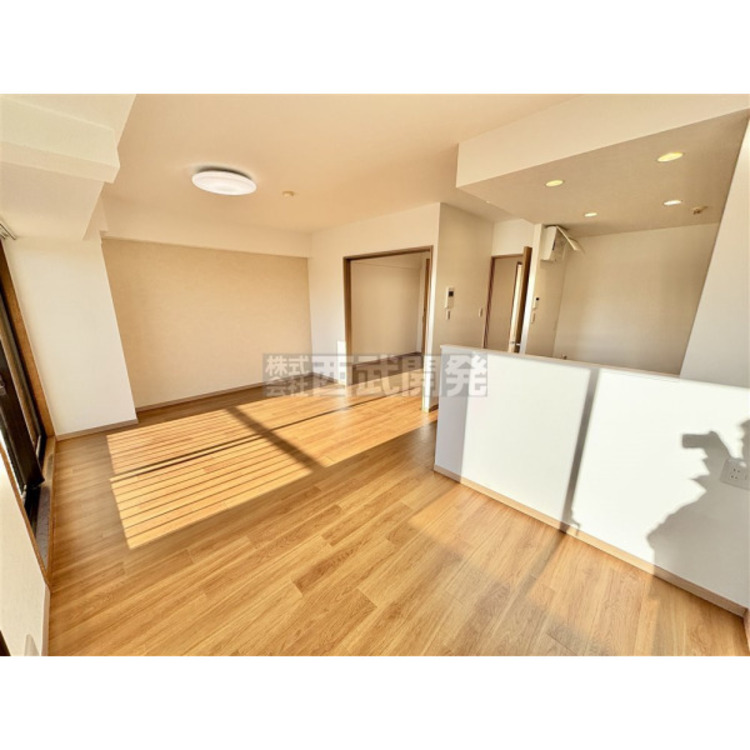 居間 リビングには太陽の光が射し込みます。家族が集まる場所だからこそ、明るい空間作りがかかせません。