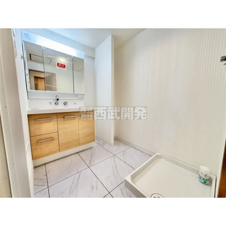 洗面 収納力と機能性に優れた三面鏡洗面化粧台です。鏡の裏は収納スペースになっていますので、すっきり清潔に保てます。