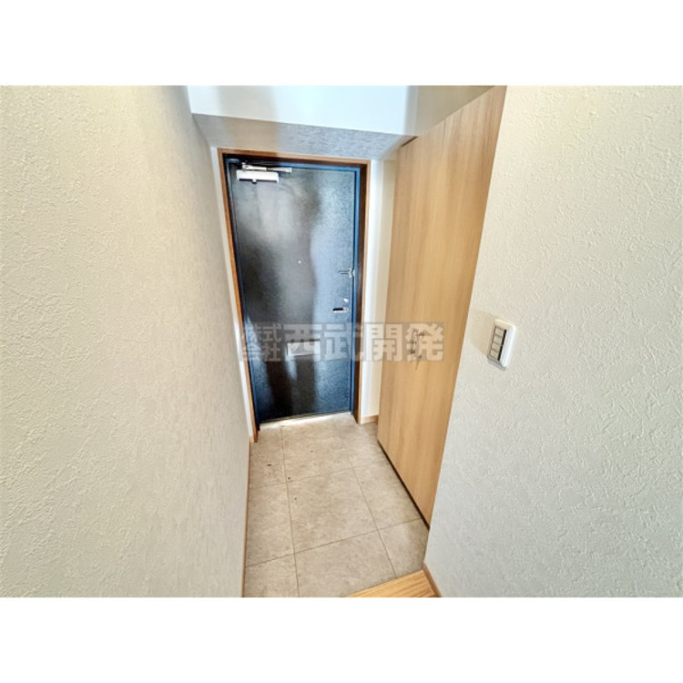 玄関 大きなシューズボックス。中の棚板は可動式なのでブーツや長靴なども楽々収納できます。