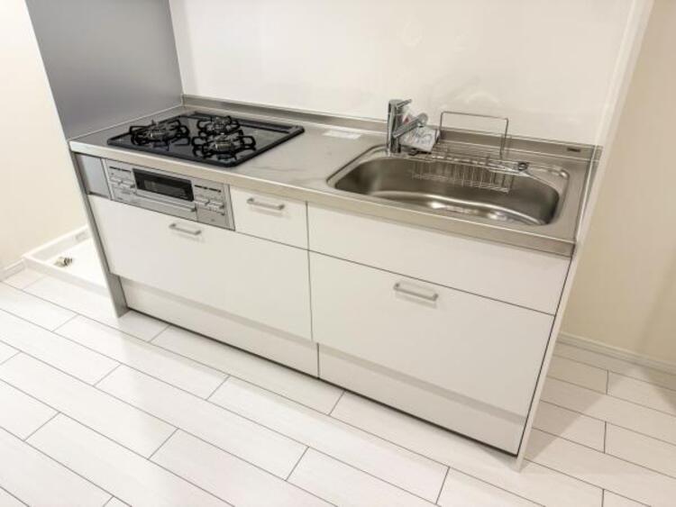 キッチン 焼いたり煮たりと一度にたくさんのお料理を作ることが出来る便利な３口コンロが付いたシステムキッチンです。