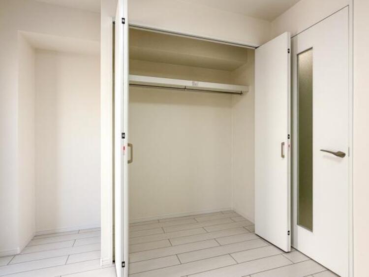 収納 クローゼットは棚やハンガーパイプが付いており、スーツや上着などが収納可能です。