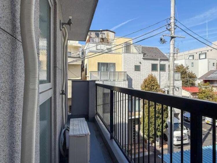 バルコニー 陽の光に照らされるバルコニーを、爽やかな涼風が吹き抜けていきます。