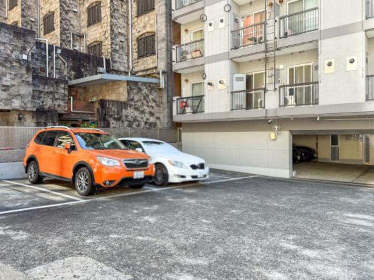 駐車場 敷地内に設けられた駐車スペース。
