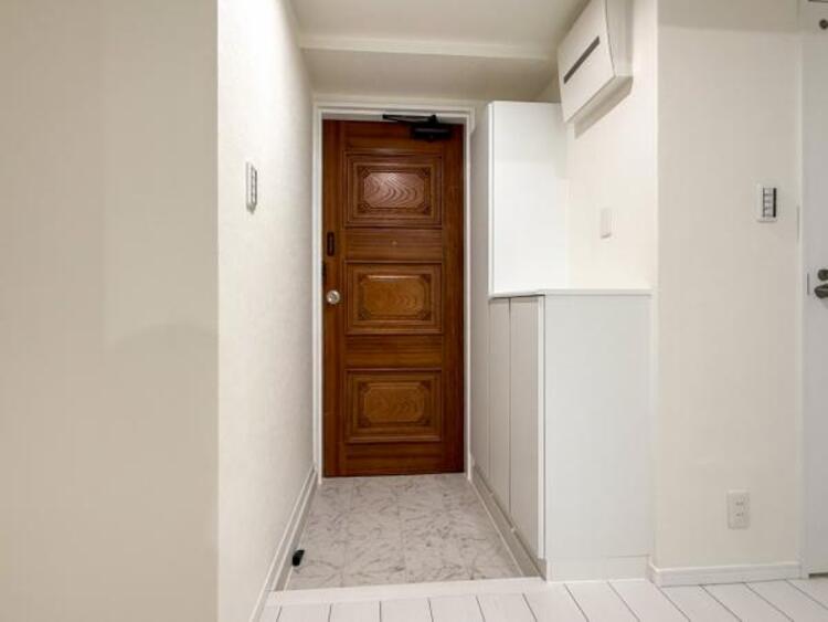 その他 シンプルで落ち着いたデザインの玄関が魅力です。