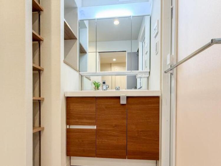 洗面 三面鏡の付いた洗面化粧台は、鏡面裏側にも機能的な収納を配置。普段使いの洗面小物やスキンケア用品などが衛生的に保管できます。