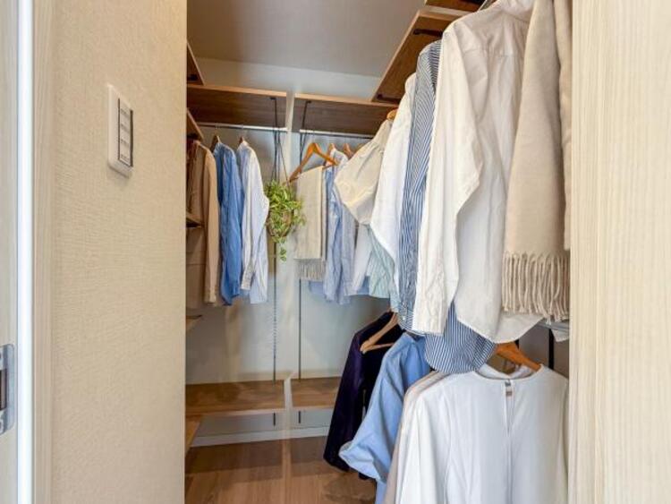 収納 たくさんの洋服をかけることができる収納力と取り出しやすさが魅力のWIC。スーツケース、ストック品など何でも収納できる嬉しい空間です。