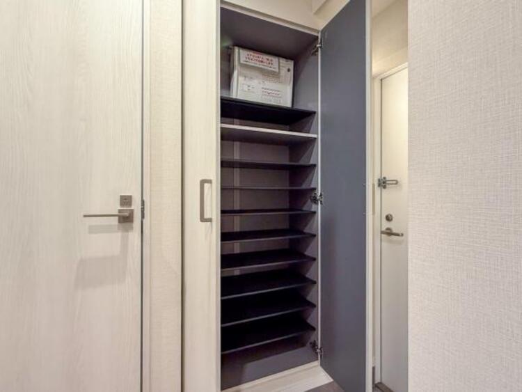 収納 収納スペースを広く設けていますので、たくさんある靴もすべて収納していただけます。