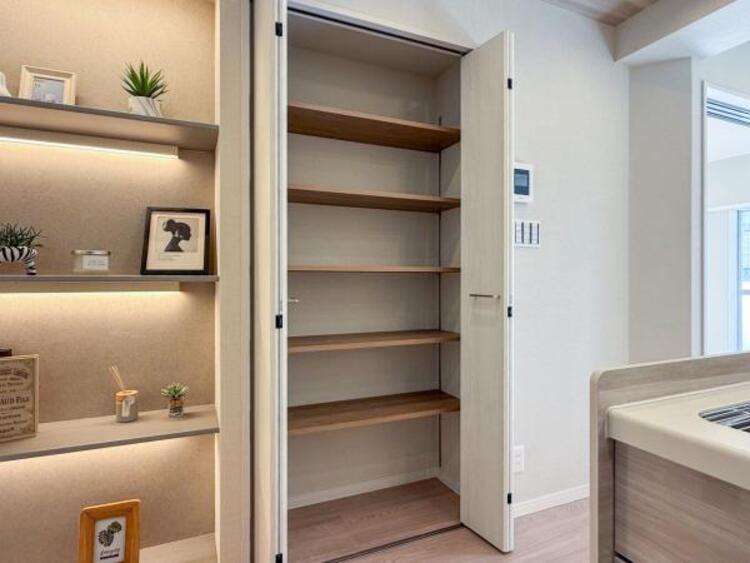 収納 リビングにある収納スペース。空間を効率的に利用し、一日の始まりと終わりを美しく演出します。