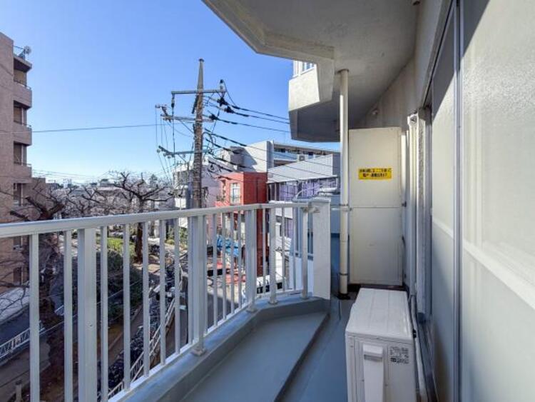 バルコニー 陽の光に照らされるバルコニーを、爽やかな涼風が吹き抜けていきます。