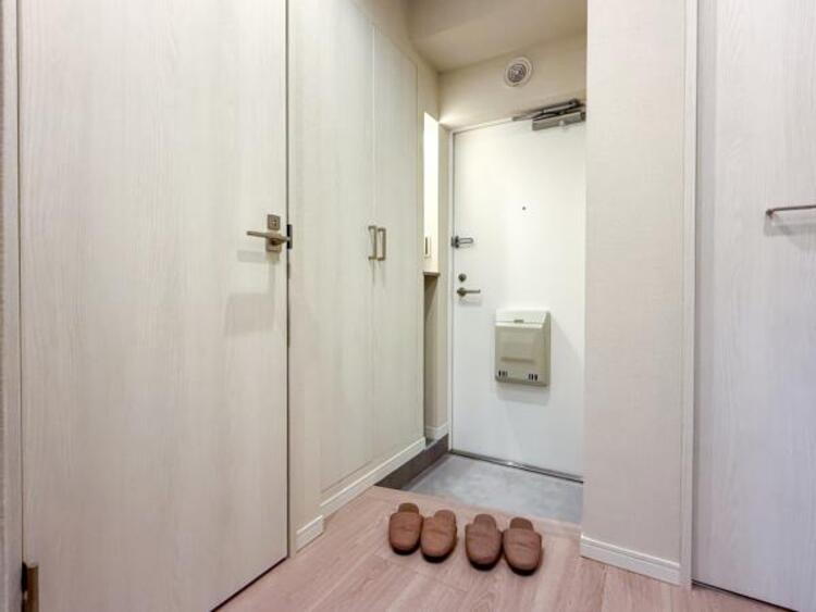 その他 シンプルで落ち着いたデザインの玄関が魅力です。