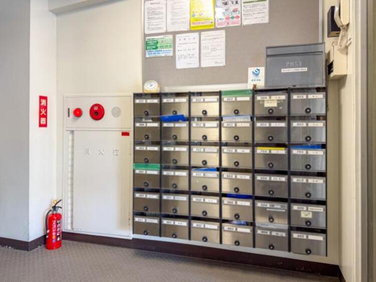 その他 エントランスに備え付けの郵便受けです。