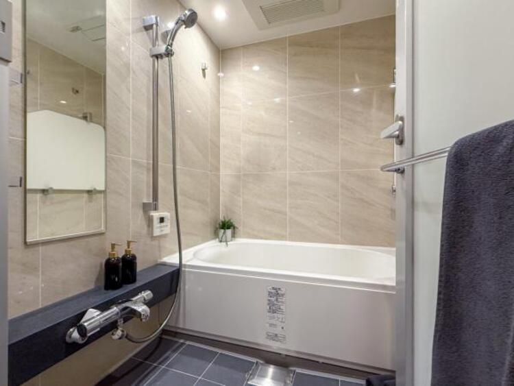 風呂 高級感を演出する内装。くつろぎのスペースにも、癒しのスペースにもなる心休まる空間です。