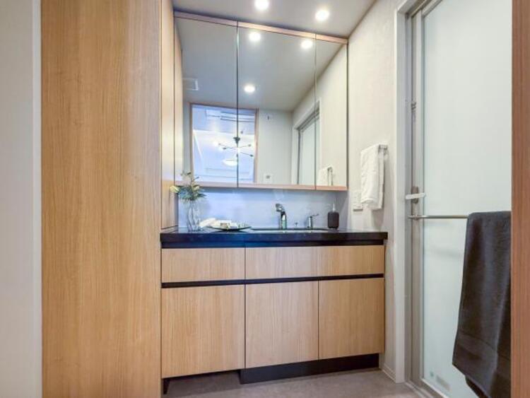 洗面 三面鏡の付いた洗面化粧台は、鏡面裏側にも機能的な収納を配置。普段使いの洗面小物やスキンケア用品などが衛生的に保管できます。