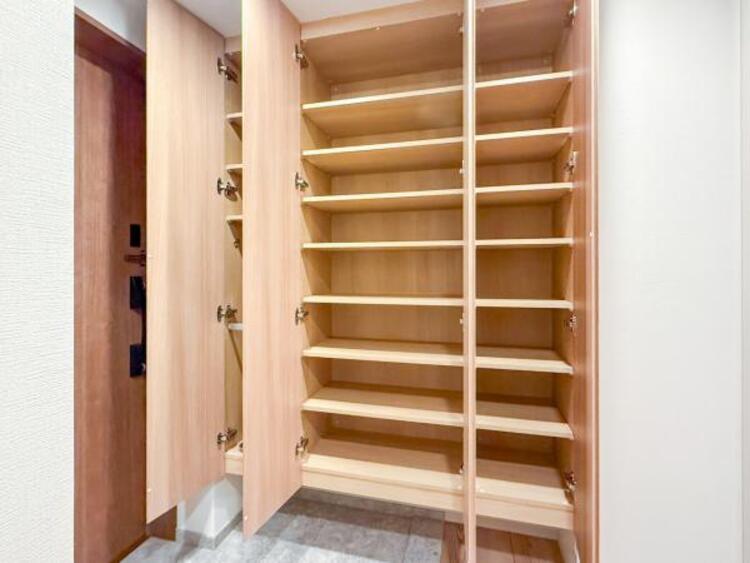 収納 収納スペースを広く設けていますので、たくさんある靴もすべて収納していただけます。