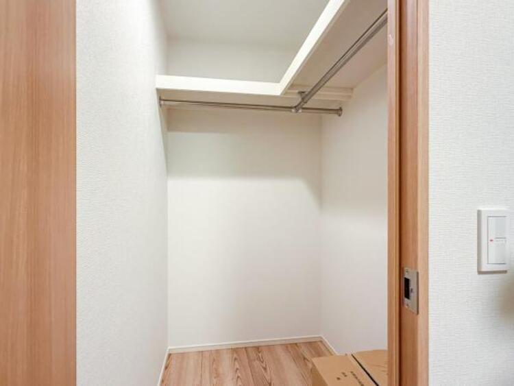 収納 たくさんの洋服をかけることができる収納力と取り出しやすさが魅力のWIC。スーツケース、ストック品など何でも収納できる嬉しい空間です。
