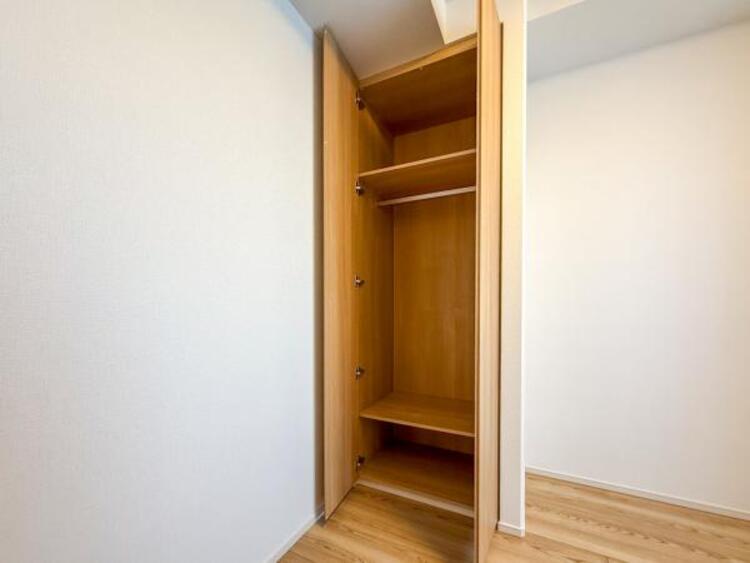 収納 クローゼットは棚やハンガーパイプが付いており、スーツや上着などが収納可能です。