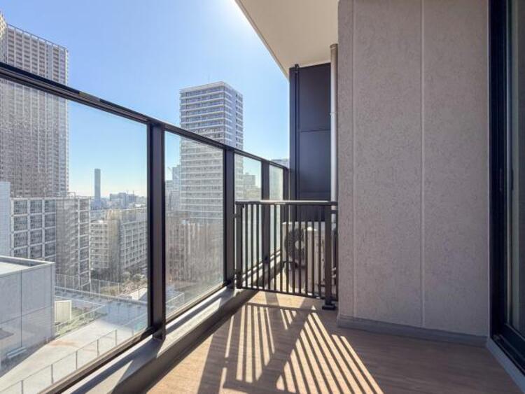 バルコニー 陽の光に照らされるバルコニーを、爽やかな涼風が吹き抜けていきます。