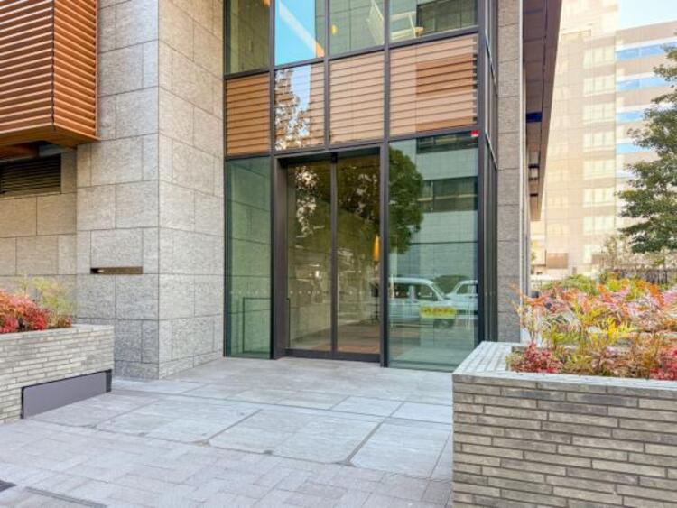 エントランス エントランスは、まさに顔となる場所。シンプルながらも格調高い雰囲気を漂わせています。