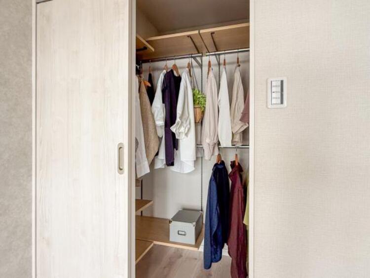 収納 たくさんの洋服をかけることができる収納力と取り出しやすさが魅力のWIC。スーツケース、ストック品など何でも収納できる嬉しい空間です。