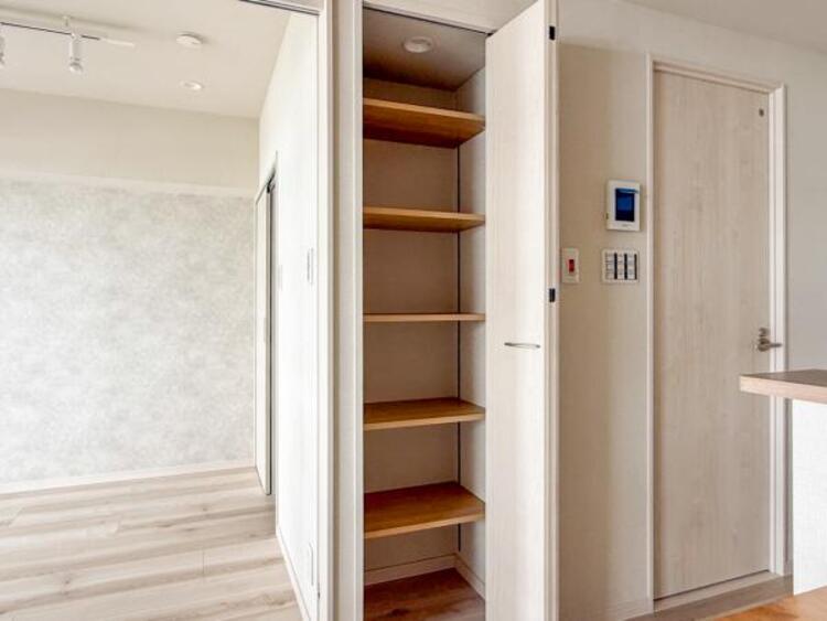 収納 リビングにある収納スペース。空間を効率的に利用し、一日の始まりと終わりを美しく演出します。