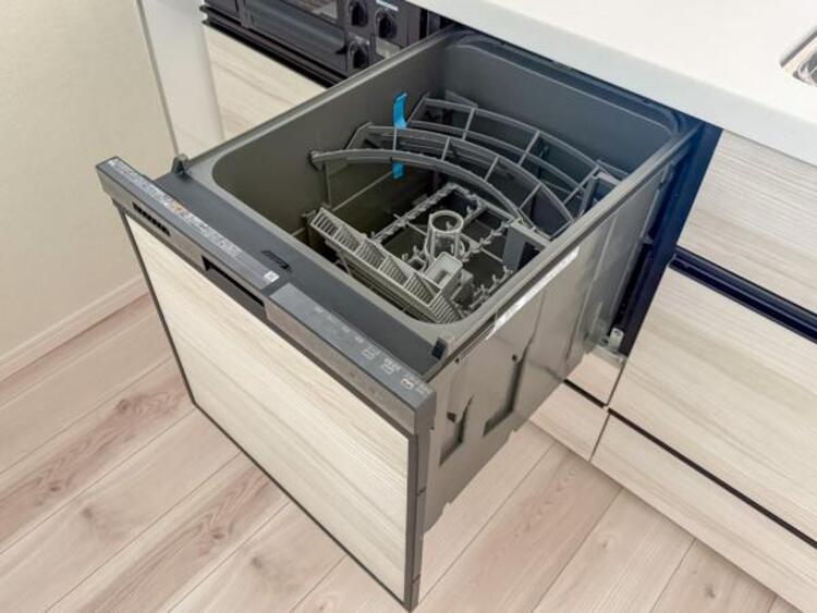 設備 食器洗浄乾燥機を標準装備。作動中は他の家事を並行して進めることができ、家事の時短と負担軽減につながります。高温、高圧水流で洗浄するため、除菌・消臭効果が期待でき、衛生面での安心感が高まります。また、手荒れの心配もなくなります。