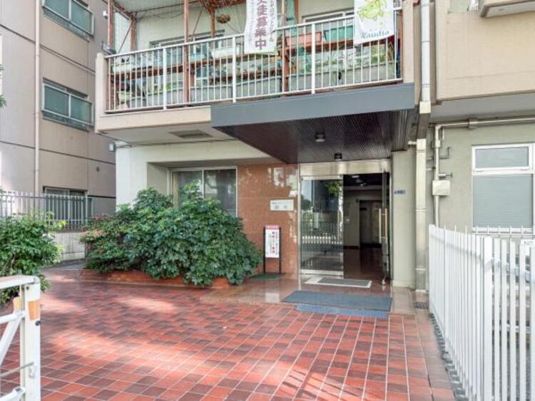 エントランス 清潔感のある明るいエントランスが、毎日の帰宅を心地よく迎えてくれます。