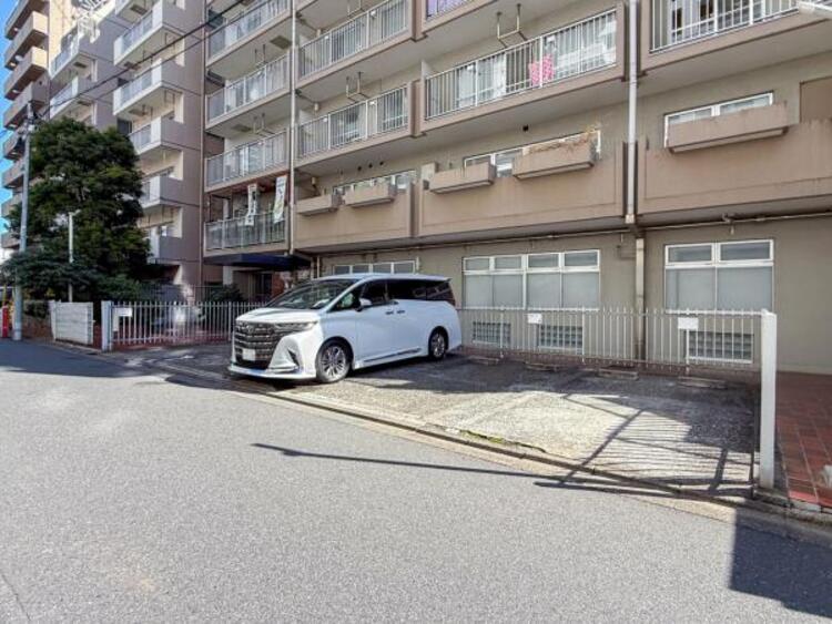 駐車場 敷地内に設けられた駐車スペース。