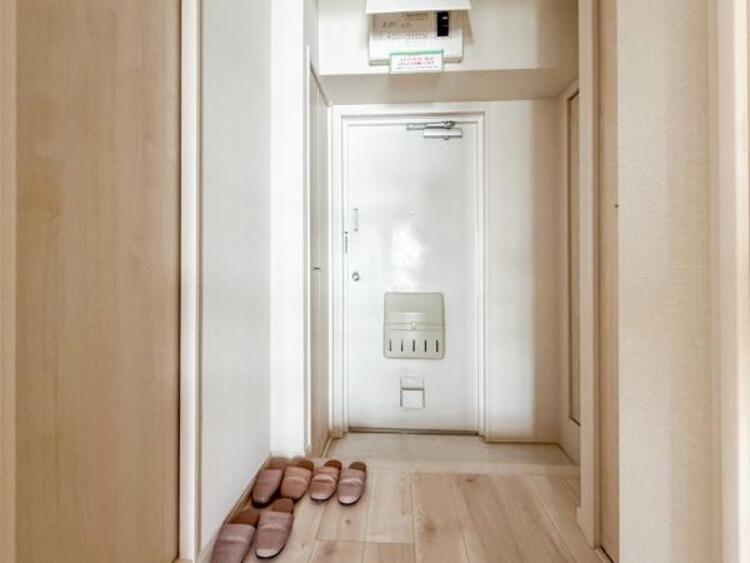 その他 シンプルで落ち着いたデザインの玄関が魅力です。