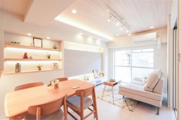 居間 【家具付き】光と風があふれる開放的なリビングダイニングには自然と家族みんなが集まってきます。