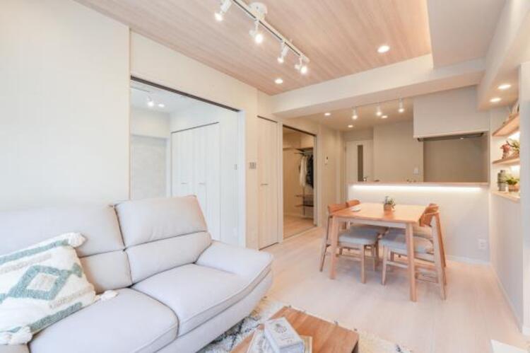 居間 【家具付き】ここにはみんなが集い、食事と楽しい会話が始まる。そんな束の間の幸せを感じさせてくれる場所です。