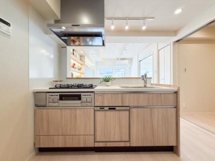 キッチン 広々としたキッチンスペース。食洗機付のキッチンは料理が捗ります。