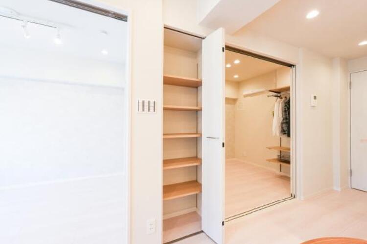 収納 リビングにある収納スペース。空間を効率的に利用し、一日の始まりと終わりを美しく演出します。