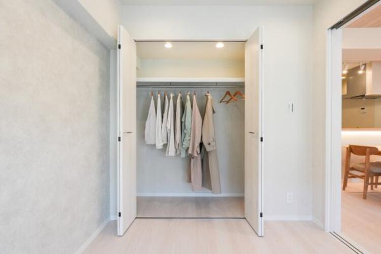 収納 クローゼットは棚やハンガーパイプが付いており、スーツや上着などが収納可能です。