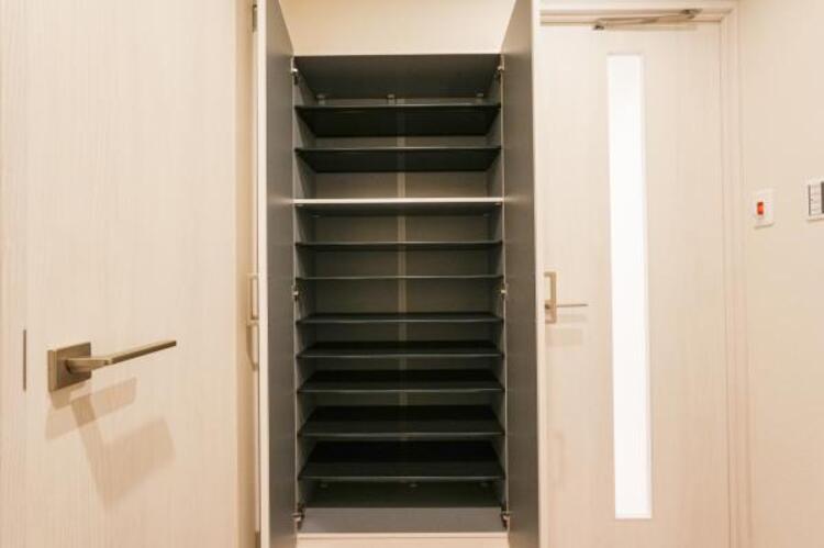 収納 収納スペースを広く設けていますので、たくさんある靴もすべて収納していただけます。