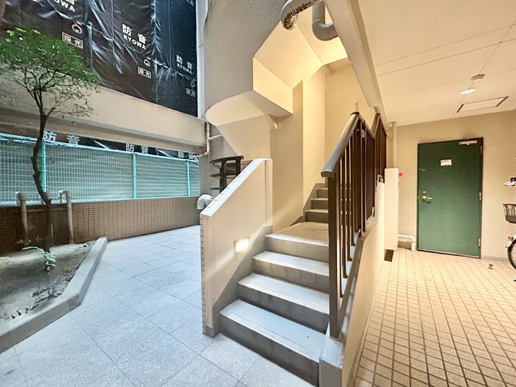 その他 共用部の階段です。明るく清潔に管理されています。