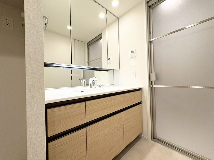 その他 清潔感を感じられる洗面化粧台。