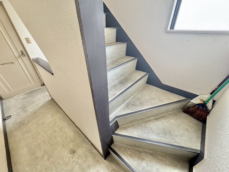 その他 共用部の階段です。明るく清潔に管理されています。