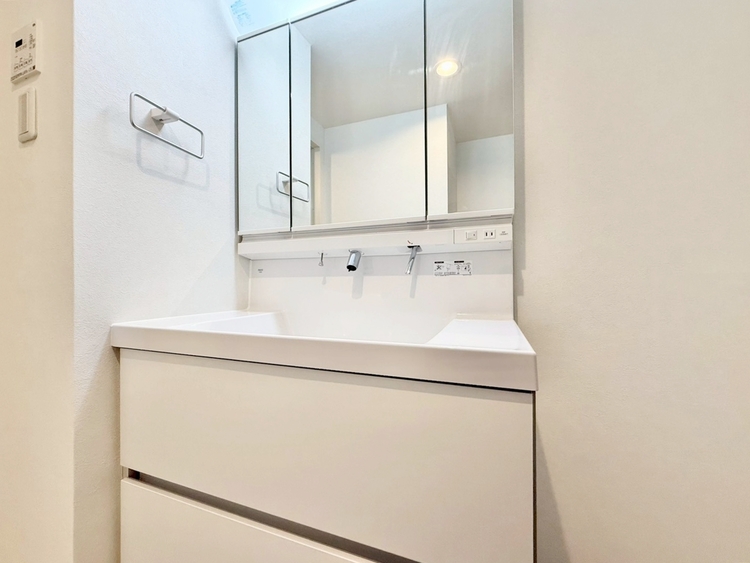 その他 清潔感を感じられる洗面化粧台。