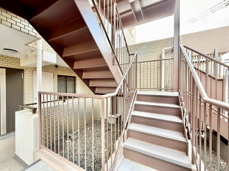 その他 共用部の階段です。明るく清潔に管理されています。