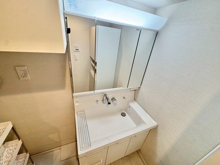 その他 清潔感を感じられる洗面化粧台。