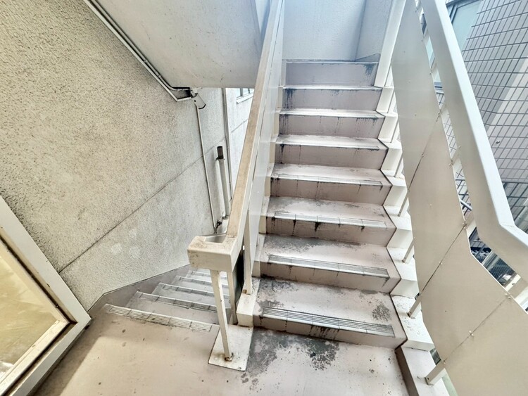 その他 共用部の階段です。明るく清潔に管理されています。
