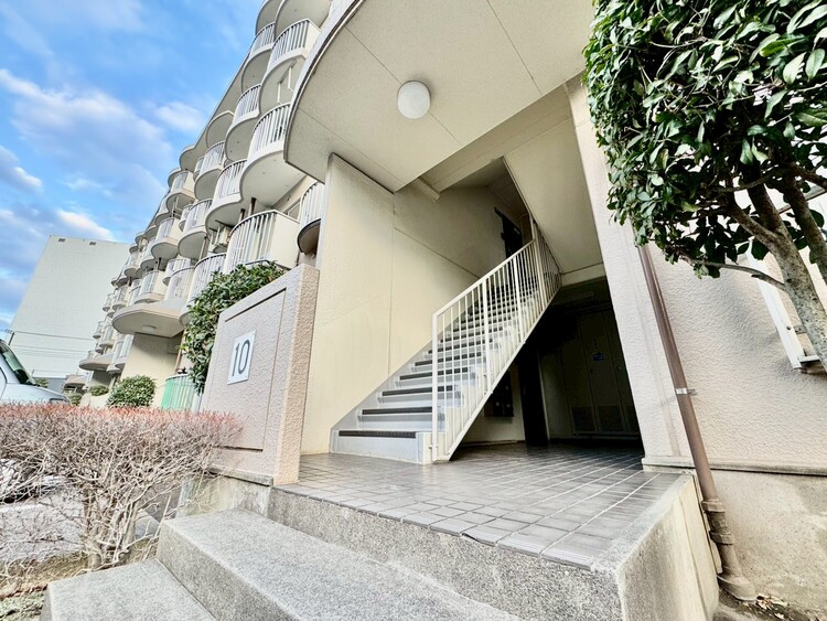 その他 共用部の階段です。明るく清潔に管理されています。