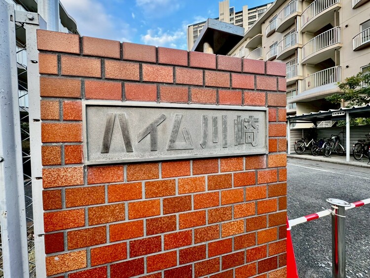 その他 スタイリッシュなエンブレム。お洒落なマンションは入り口から。