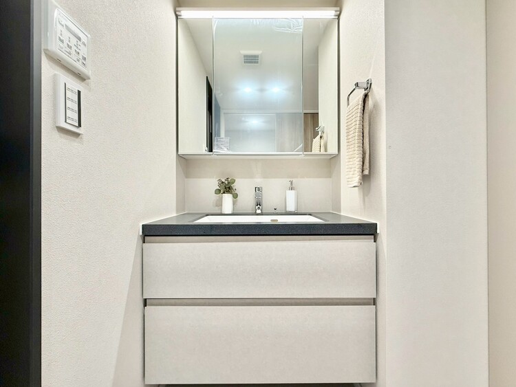 その他 清潔感を感じられる洗面化粧台。