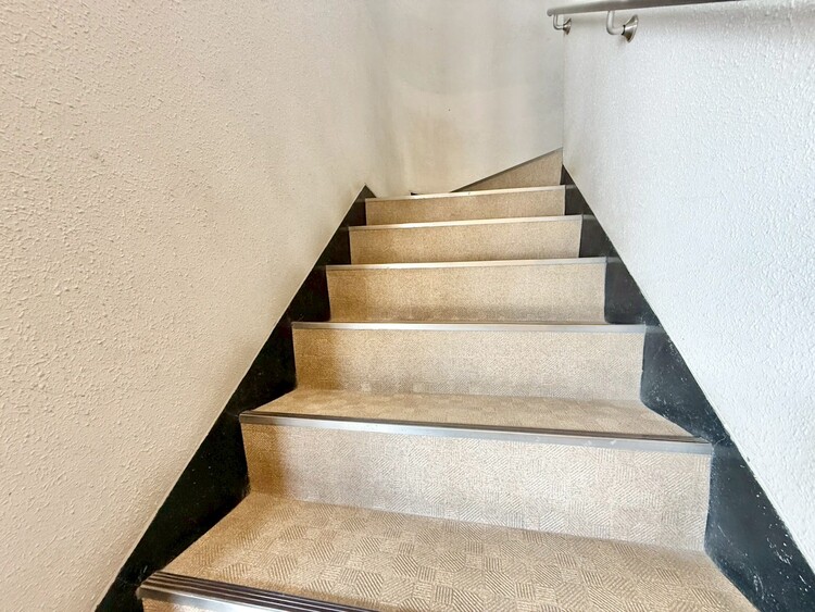 その他 共用部の階段です。明るく清潔に管理されています。