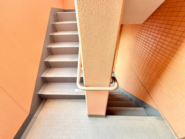 その他 共用部の階段です。明るく清潔に管理されています。