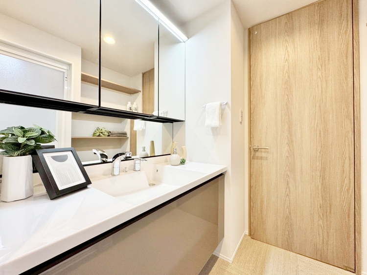 その他 清潔感を感じられる洗面化粧台。